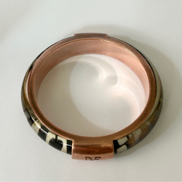 DIANE VON FURSTENBERG Black & White Printed Bangle - Picture 2 of 6